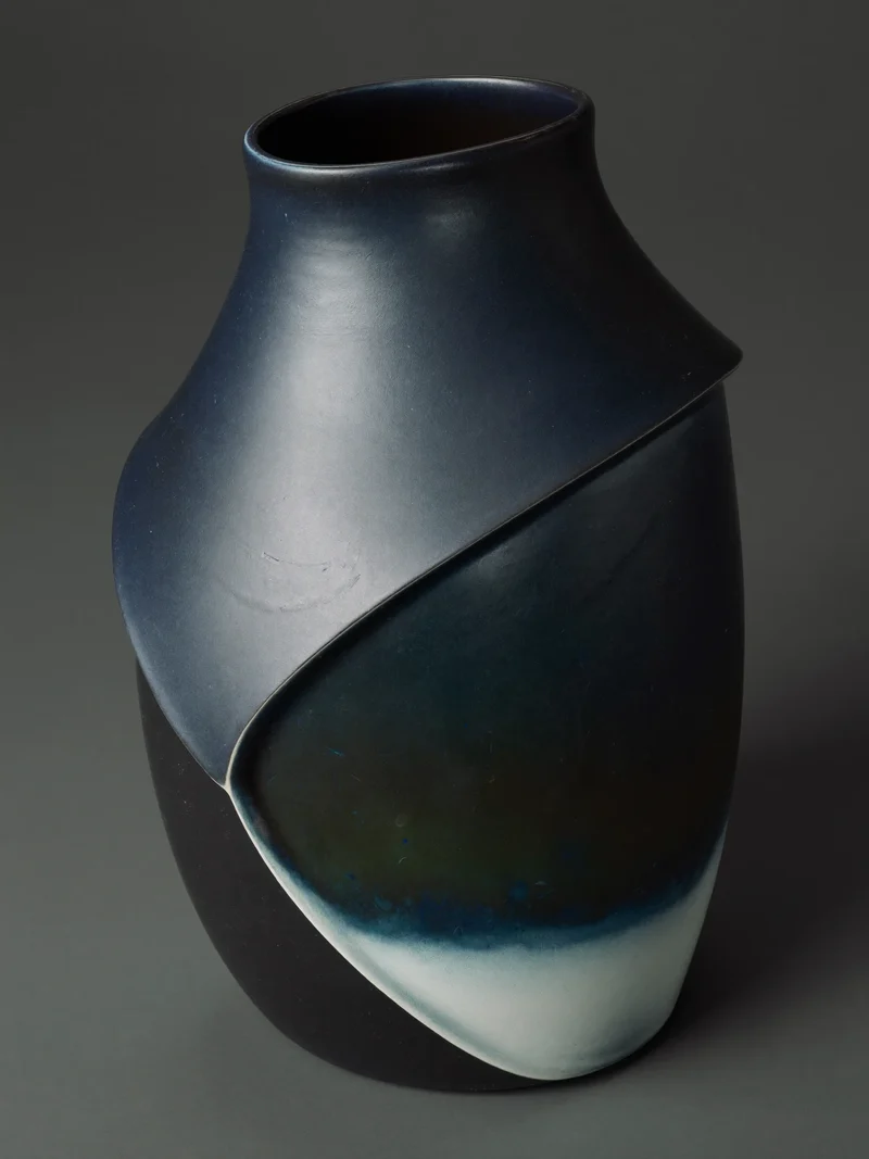 Illustration einer skulpturalen Keramikvase mit asymmetrischer Silhouette